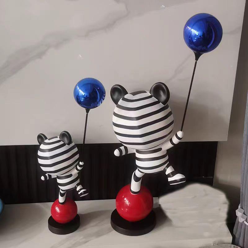 现约网红熊摆件客落厅电视柜玄关代卡通气球杂技熊地条纹熊雕塑简