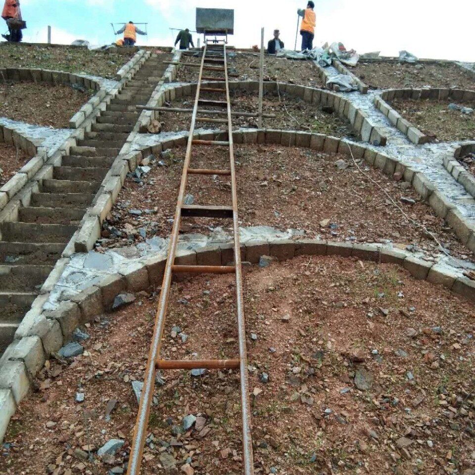 工地楼房建筑斜坡运料送料翻斗式提升机高速公路护坡爬山虎提升机