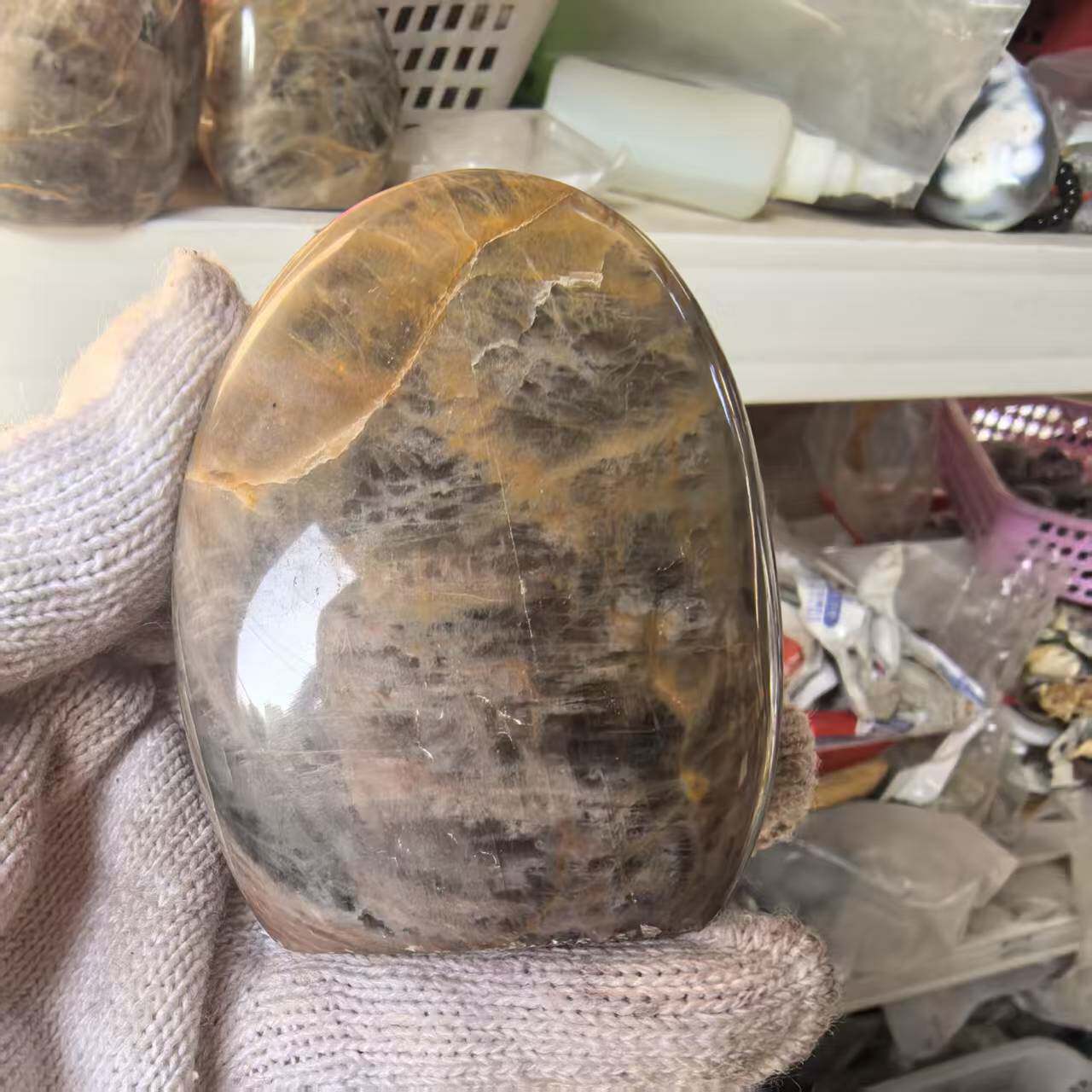 外贸批发天然水晶灰月光站立石摆件原石打磨能量石家居装饰摆件