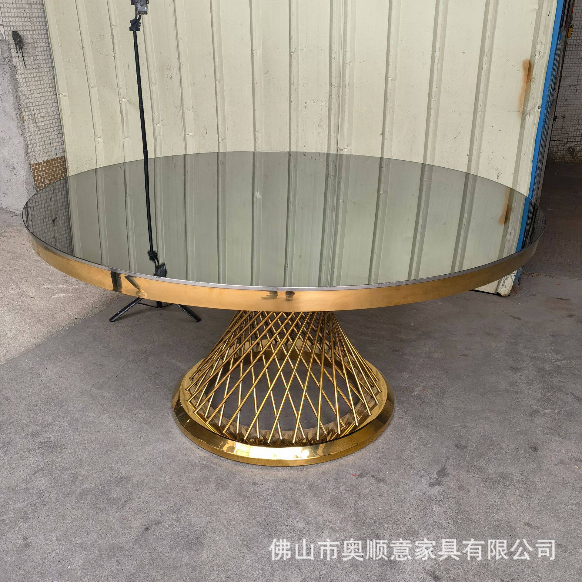 国外婚礼用圆形桌子户外婚庆场所用婚庆家具不锈钢镀金色宴会桌