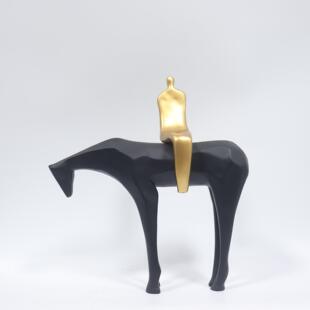 厅现代简约树脂黑金色人坐马楼部样房客板家居书房卧室饰NGB售品