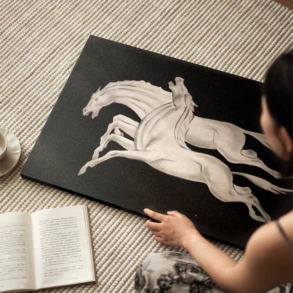 奔马画入客梦挂画装饰画餐框厅入户玄关QOO沙发背景墙落地黑白无