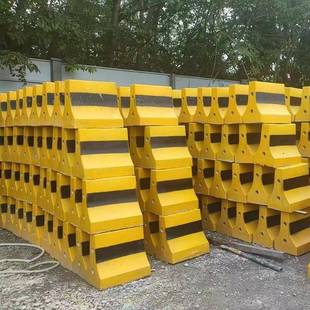 停场车高速路混凝土分流750隔护栏墩区石墩子小交口通道路水