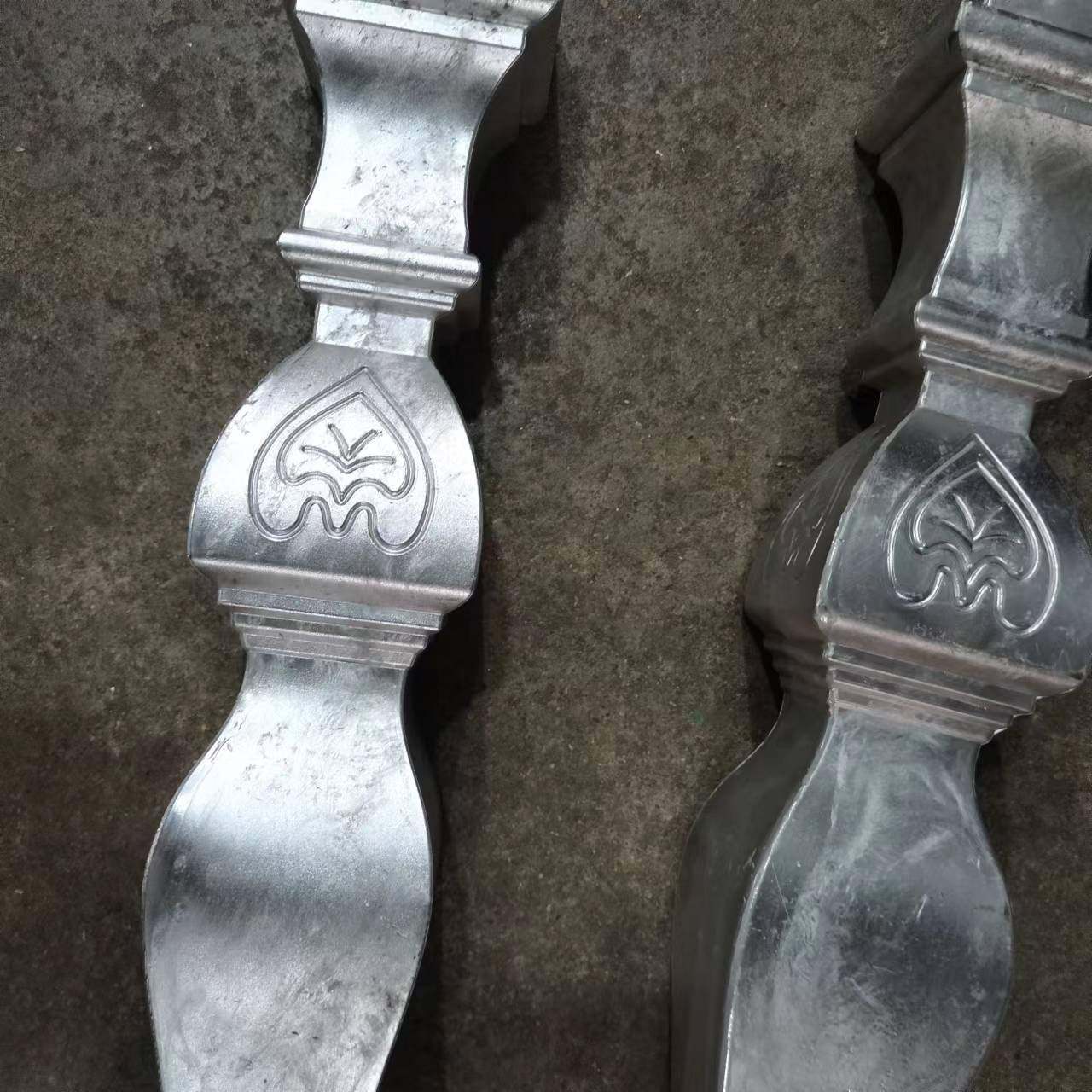 厂家压铸铝件楼梯装饰柱QTP铁艺大门铝门装饰铁艺装饰配大全