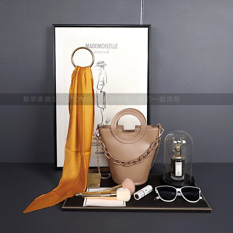 现代样板房间装饰品梳妆台摆件软装托盘挂画衣帽间包眼镜粉刷道具