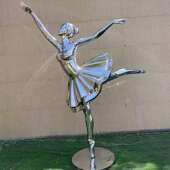 不锈钢芭蕾舞人物雕塑镜面镂空音乐跳舞人玻璃钢几何抽象运动景观
