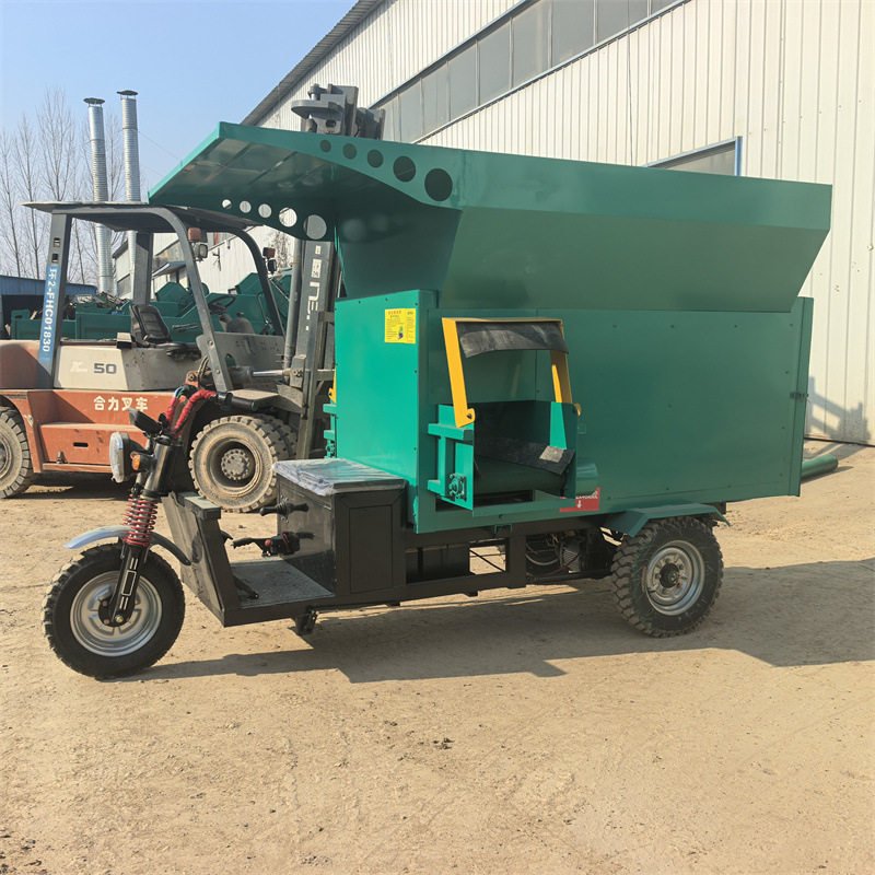 电子称重牛羊撒料车3方容量肉牛养殖刮板喂料车牧场草料抛料车
