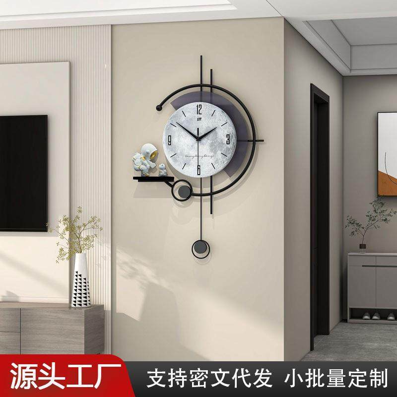 挂钟客厅高级感现代简约家用装饰时钟挂墙时尚创意太空人摆件钟表