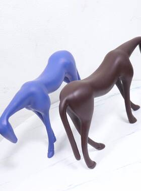 代简约新中现式抽象家楼瘦马红色摆瘦马件样板间售处具客厅装饰品