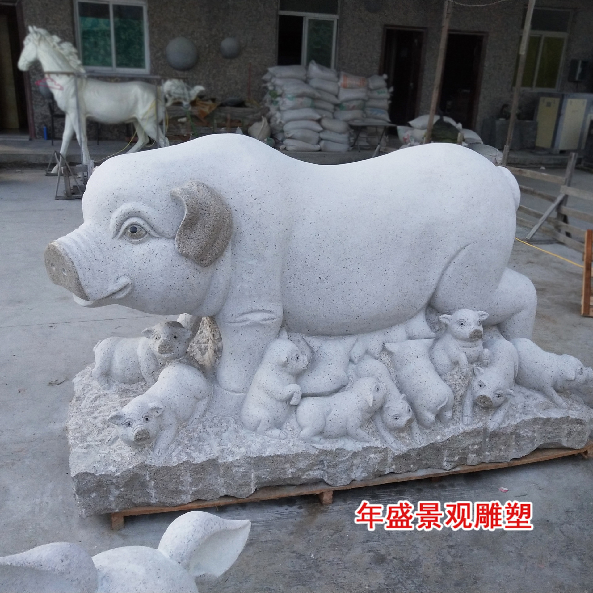 石雕猪雕刻厂家　庭院花园草地装饰摆件大理石动物城市雕塑小品