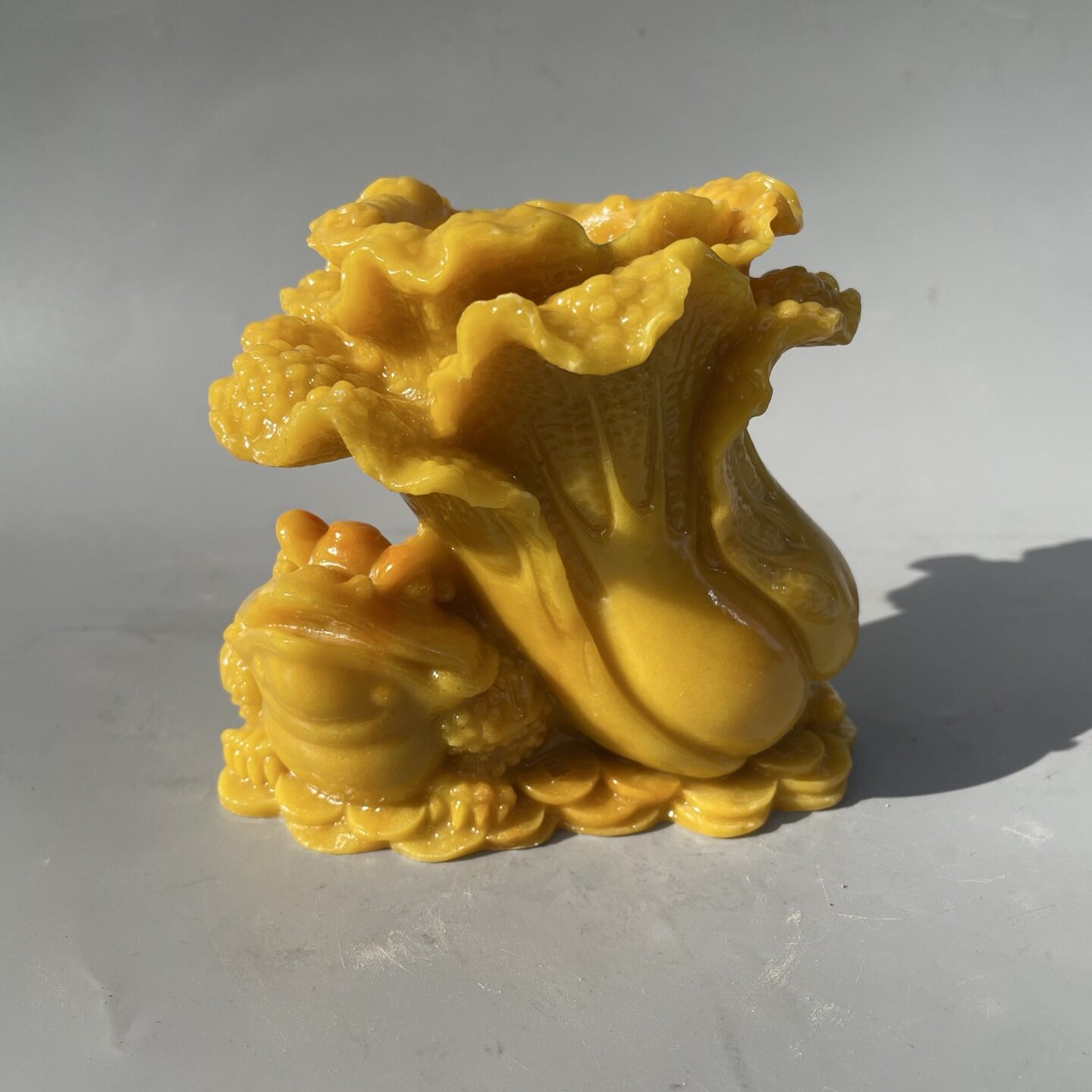 仿古金蟾白菜树脂笔筒摆件