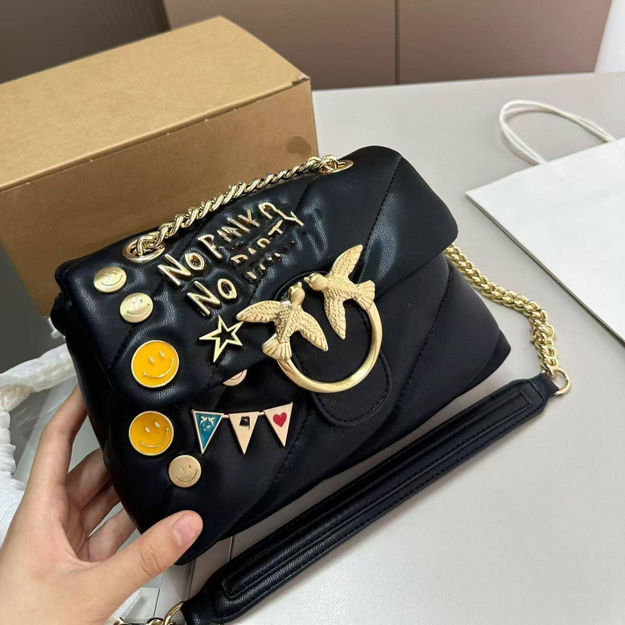 Pink*同款链条燕子包酒神单肩包斜挎包徽章压花腋下包双飞燕包女