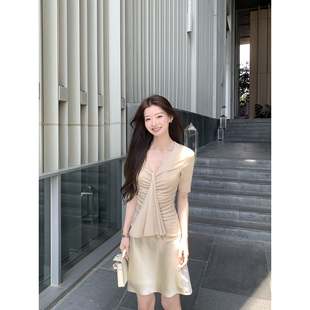 褶皱上衣 T恤女设计感小众气质修身 1XTWO知性精致 性感V领飘带中袖