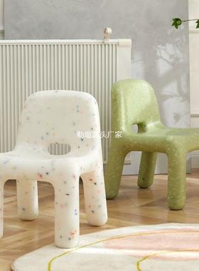 北欧网红儿童凳子简约创意宝宝家用小椅子幼儿园塑料吃饭靠背桌椅
