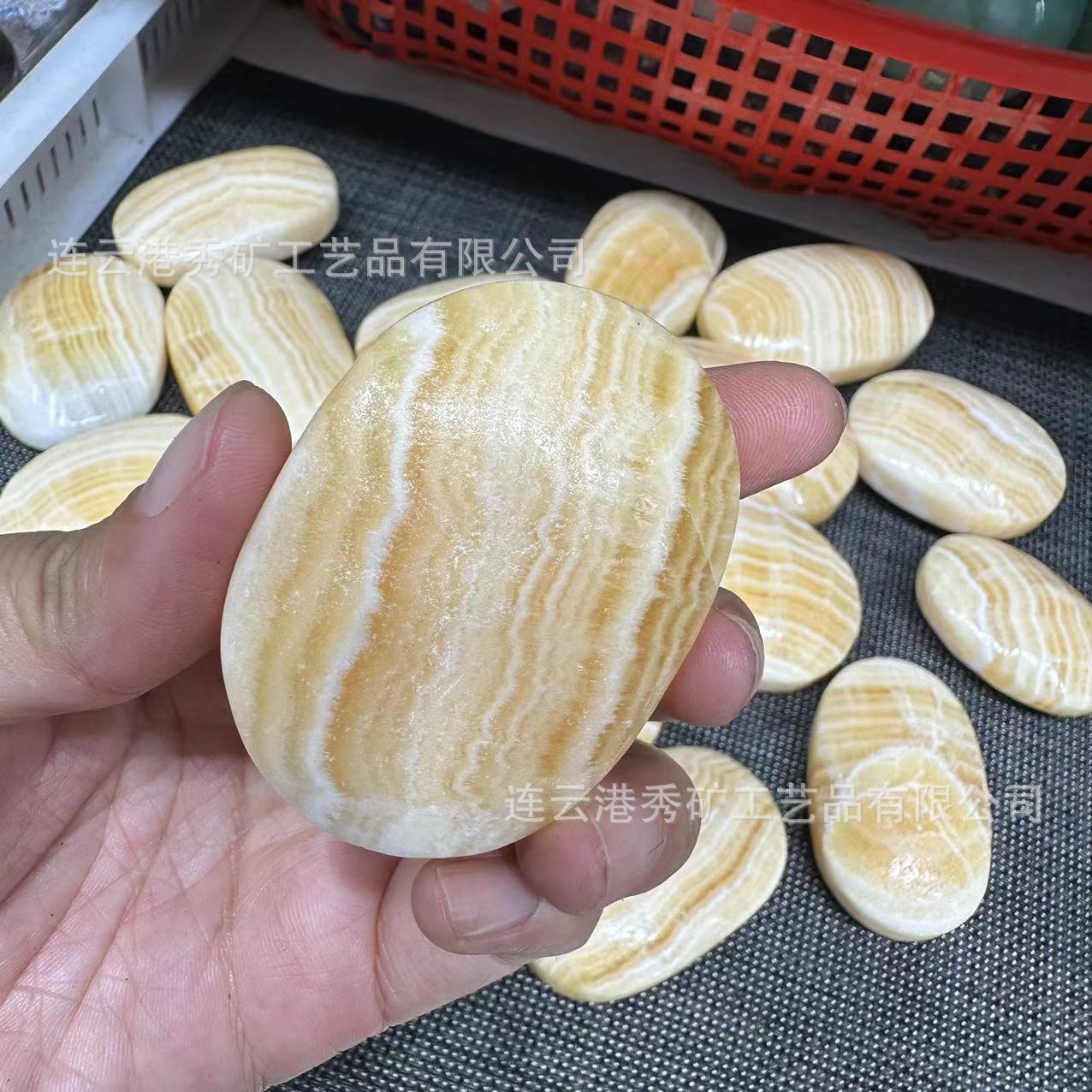 天然水晶把玩黄方解原石打磨晶洞石热敷香熏石手把件居家装饰摆件
