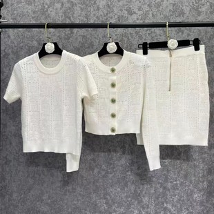 巴曼白色金扣镂空修身名媛短款针织开衫垫肩短上衣包臀半裙套装女