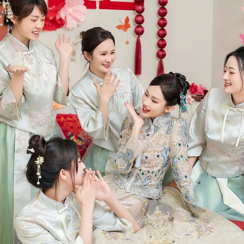 2024秋冬新款秀禾裙姐妹团礼服绿色森系新中式伴娘服小众高级感