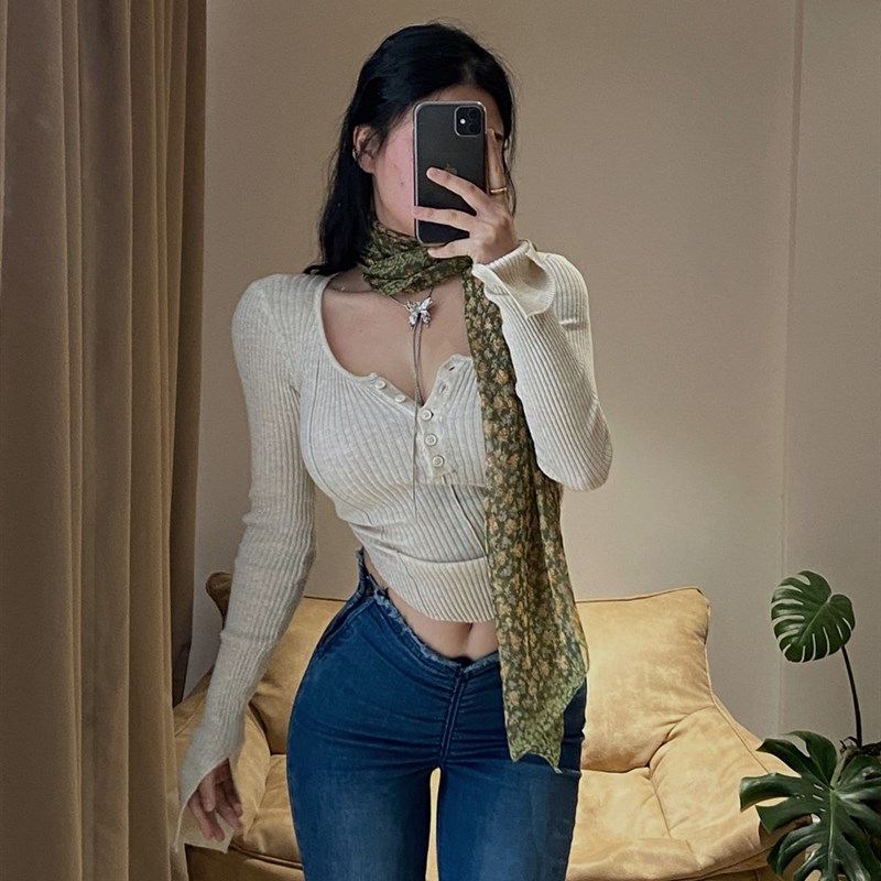 你伍老板娘 宽纹路开叉喇叭袖针织v领打底衫内搭修身显瘦弹力女