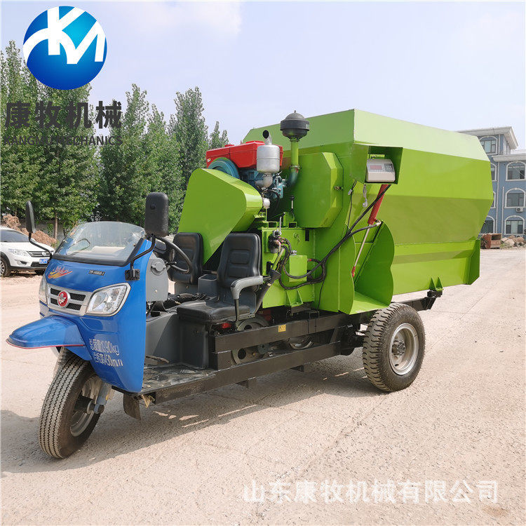 养牛场自走式撒料车多功能搅拌投料车3立方电动撒料机