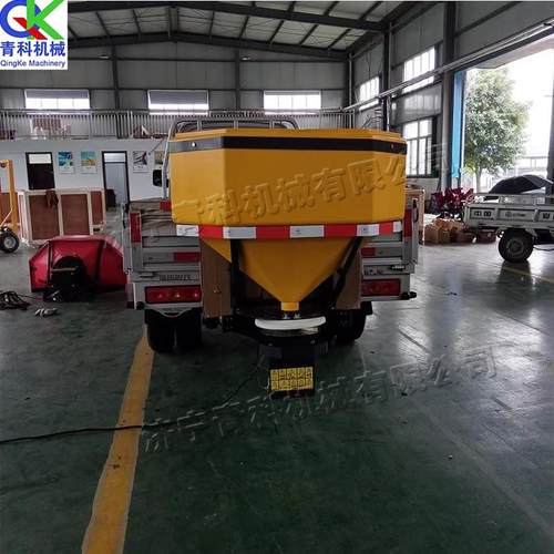 车载式小型路面洒布机广场融雪融冰撒布机冰雪路面防滑料撒盐机