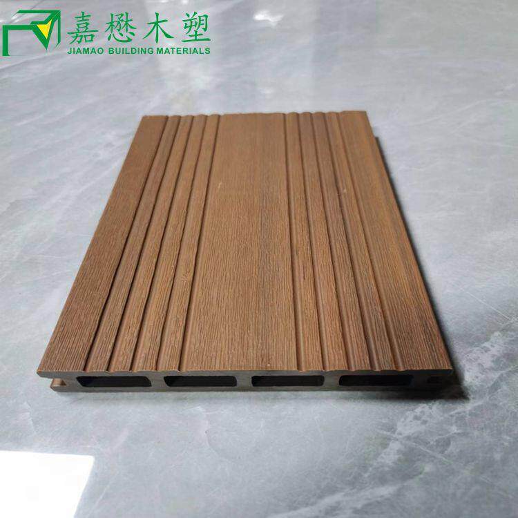 塑木产品找木塑低价共挤栈道景观工程木塑板二代共挤方孔