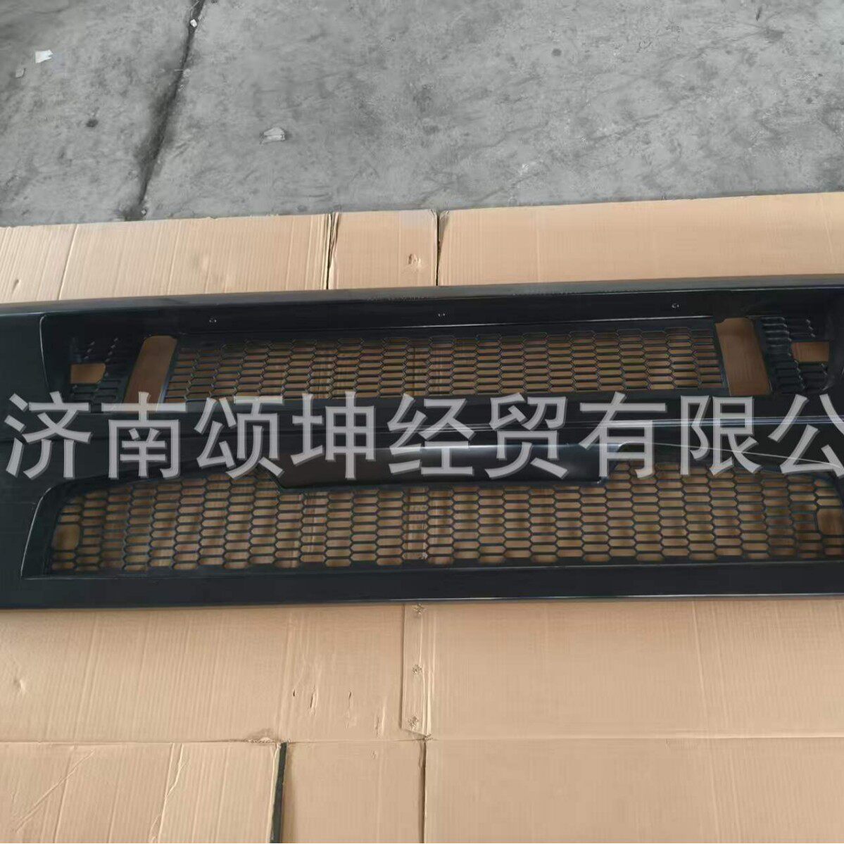 供应重汽陕汽三一配件前中央保险杠JSS005656422