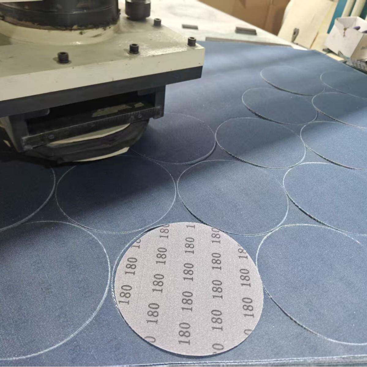 9寸网格砂纸墙体打磨抛光防堵塞带网孔墙面腻子网砂植绒自粘片