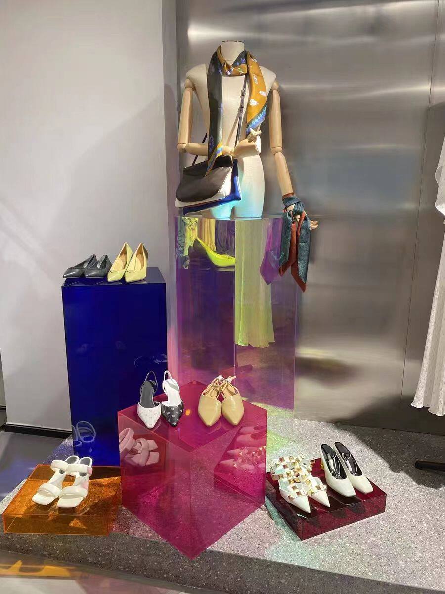 亚克力展示台服装店透明陈列架创意流水中岛台商场橱窗落地展示架