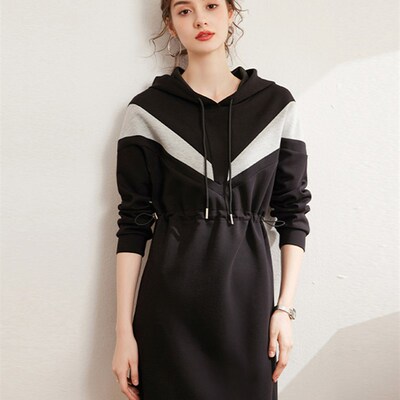 白鹿语连帽对比色针织连衣裙秋季时尚垂肩松紧腰休闲长袖连衣裙