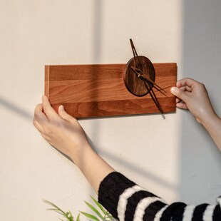 创意实木钟表挂墙北欧简约黑胡桃木红樱桃木个性家居墙面装饰挂件