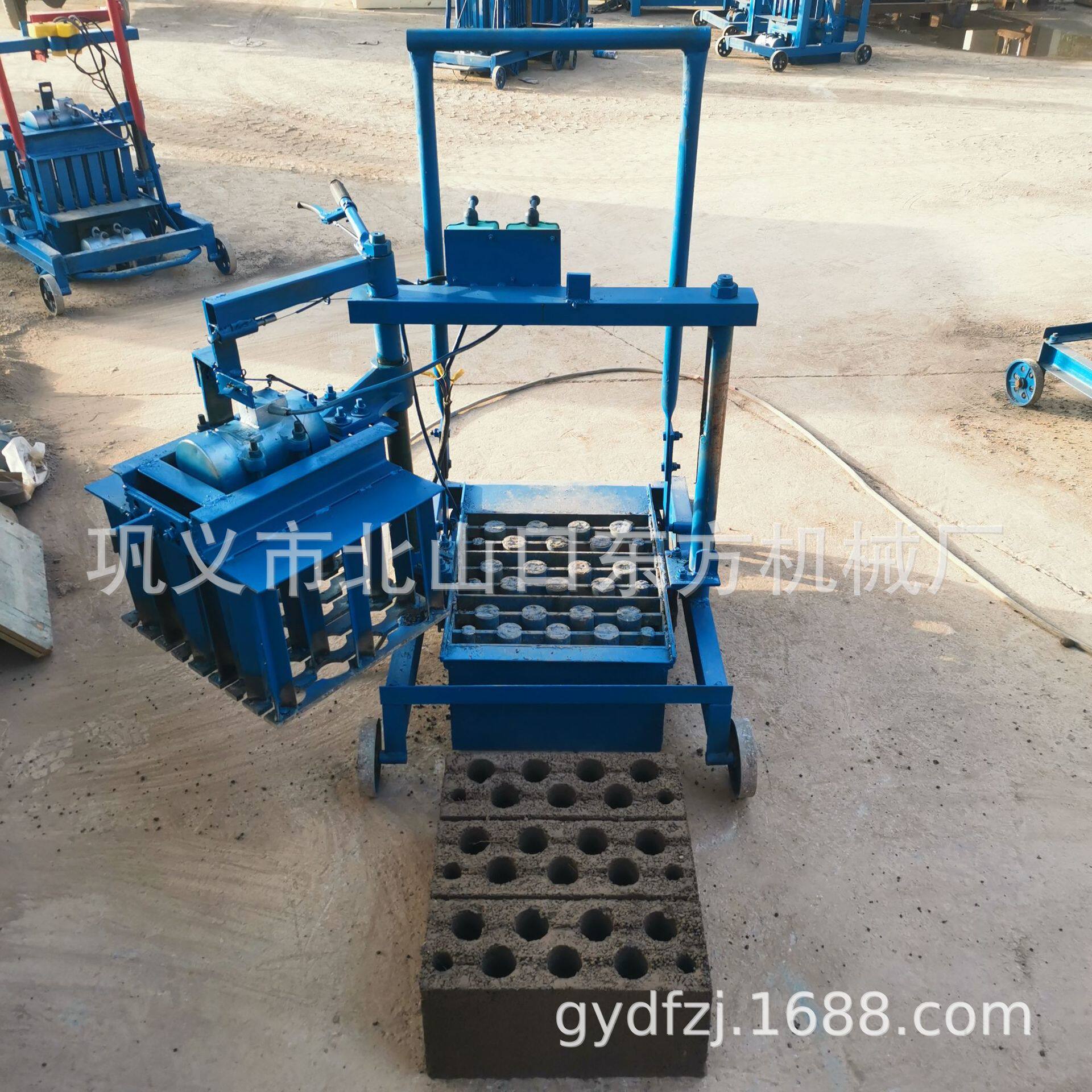 小移动400-200-200九孔砖水泥空心移动制砖机操作简单出砖方便