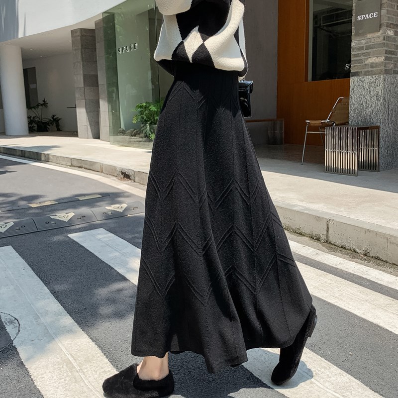 黑色裙子女半身裙秋2024新款休闲毛线a字中长裙遮跨垂感厚针织裙