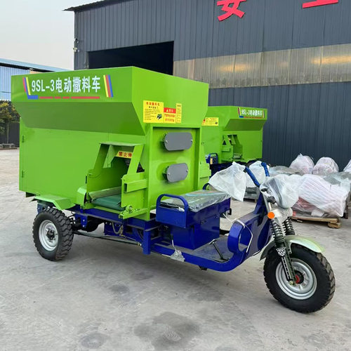 聚拓全自动牛羊草料撒料车