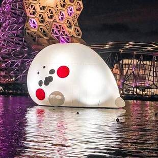 水上卡通充气乐水上卡通PVC气模园装饰闭气白PVC大黄鸭大鹅派充气