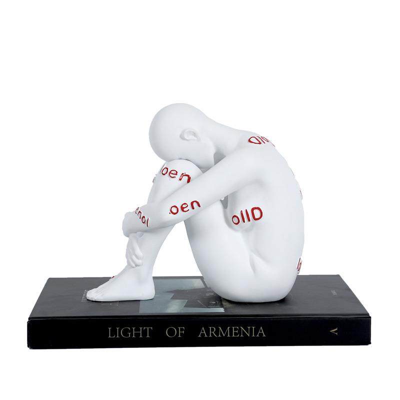 现代意式极简白色抽象字母人物抱膝摆件茶室书房桌面家居装饰摆件