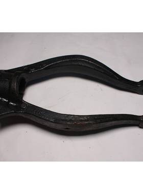 GV7D-34-911适用于马自达M6RY前机下支架L