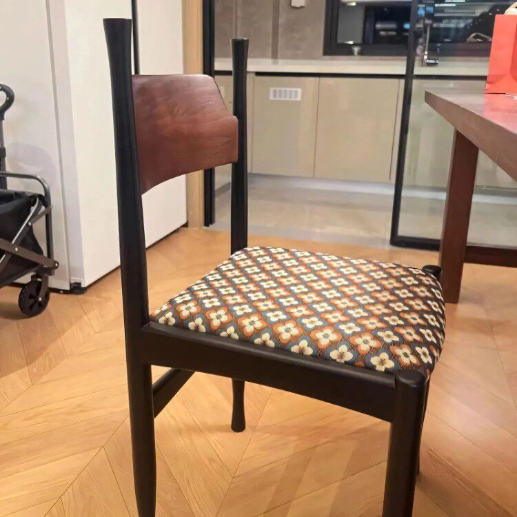 法式复古餐椅冲冠椅中古实木设计师款餐厅家用梳妆椅酒店靠背椅子