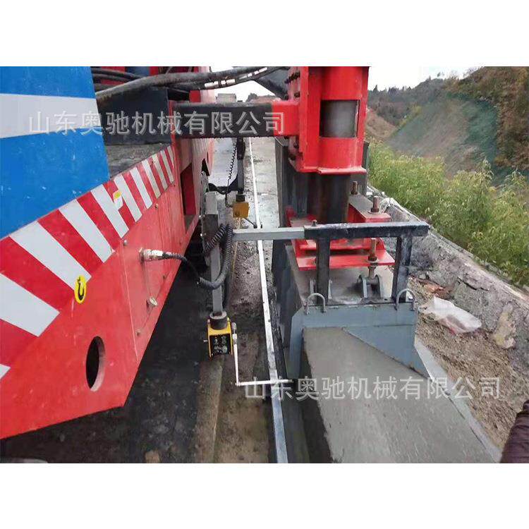 路沿石滑膜机多功能全自动拦水带滑模机柴油拦水带滑膜机