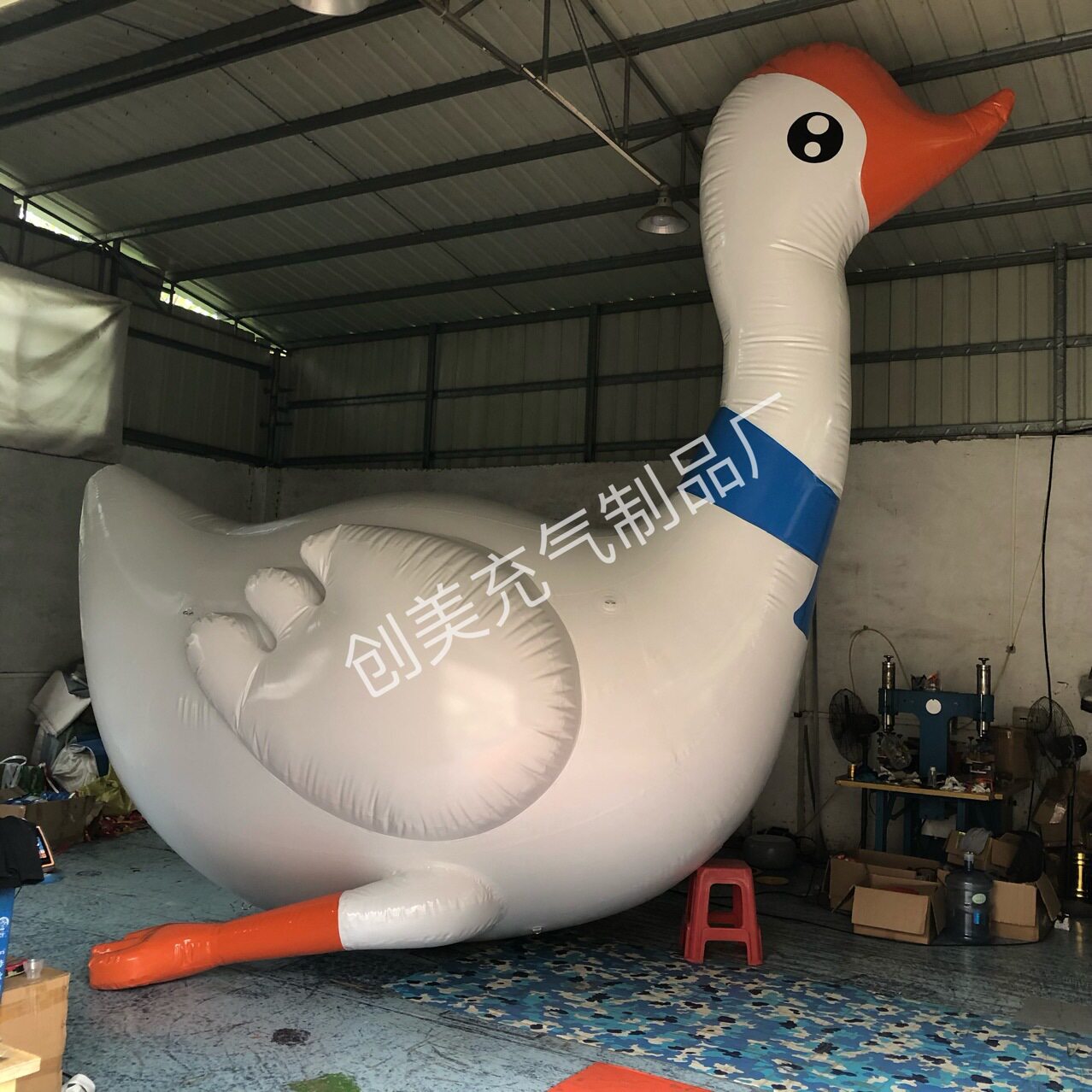 工厂直销水上漂浮pvc充气天鹅充气大黄鸭用于旅游景点营地展示