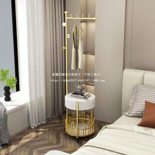 轻奢铁艺立式挂衣架床头柜一体现代简约可移动衣帽架家用卧室衣架