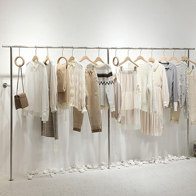 服装店上墙展示架银色衣架落地式陈列架不锈钢女装店壁挂货架金属