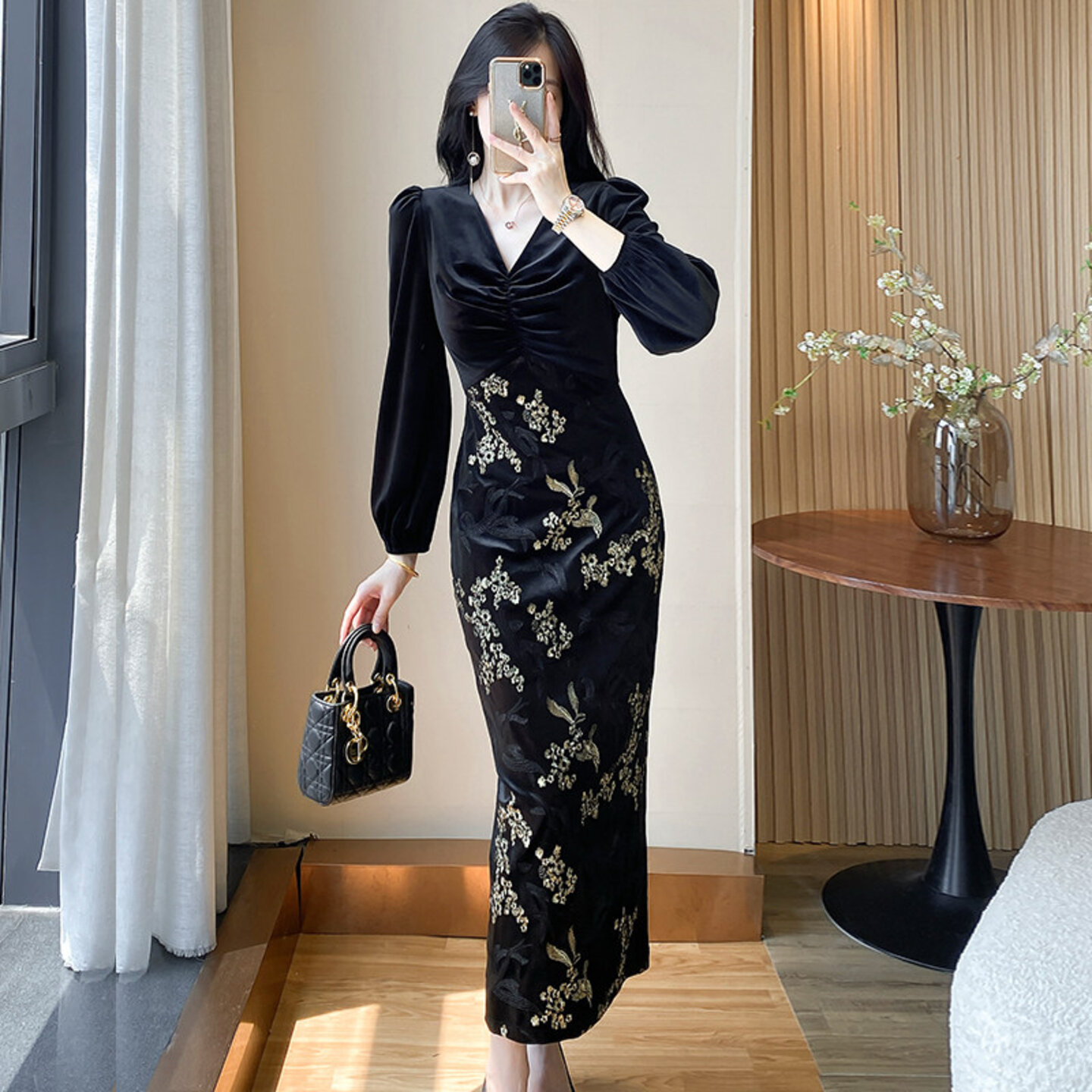 曼品质轻奢时尚黑色金丝绒连衣裙秋冬女装新款超火名媛气质法式修