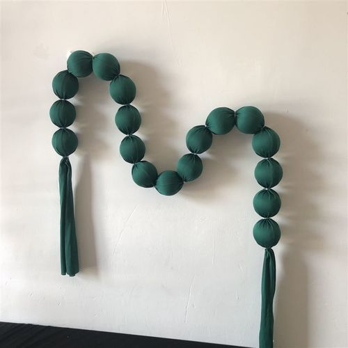 婚庆玫红布艺球串婚礼签到区橱窗美陈装饰玫红圆球白色挂饰道具