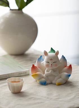 陶瓷尾狐狸摆狐件EVV招财意家居客厅九桌面装饰品可爱小狸车内创