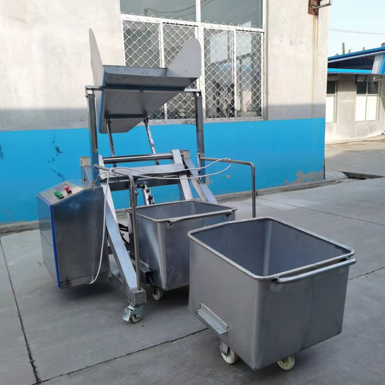 液压提升机给滚揉机喂料车200L料车提升上料机器牌