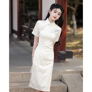 白色旗袍新中式夏季2024新款改良年轻款少女小个子短款刺绣连衣裙