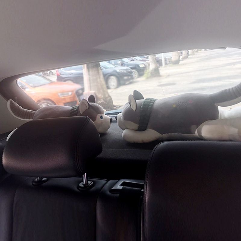网红趴狗二哈公仔布娃娃汽车抱枕车载竹炭包去除异味后窗装饰摆件