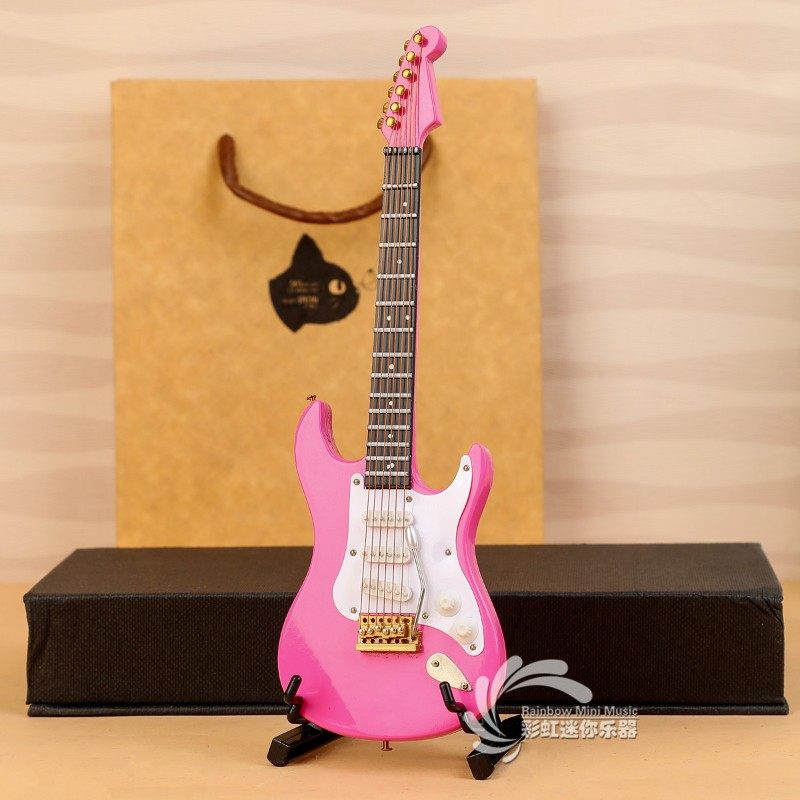 可刻字粉色木制迷你民谣吉他模型电吉他摆件男女朋友生日圣诞礼物,家居饰品,装饰摆件,淘宝优惠券,粉丝福利购,淘宝优惠卷