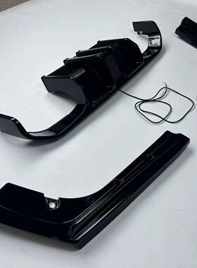 适用于89899宝马系F30三改3款式后唇带方型灯泽ABS光黑色碳M纤纹