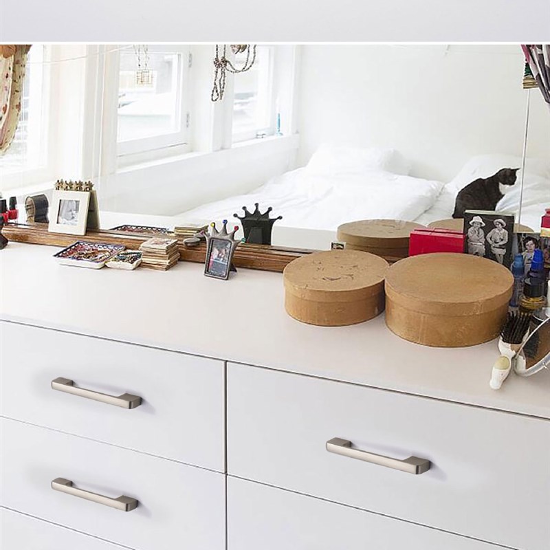 哑光拉丝银衣柜门拉手锌合金128孔距浅色橱柜抽屉把手定制五金件